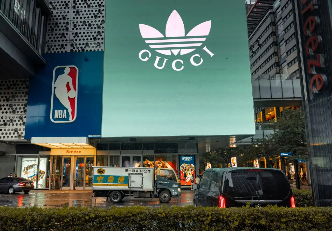 户外广告牌与喷绘招牌选材指南：兼顾耐用性与视觉效果的要点分析正文配图 1