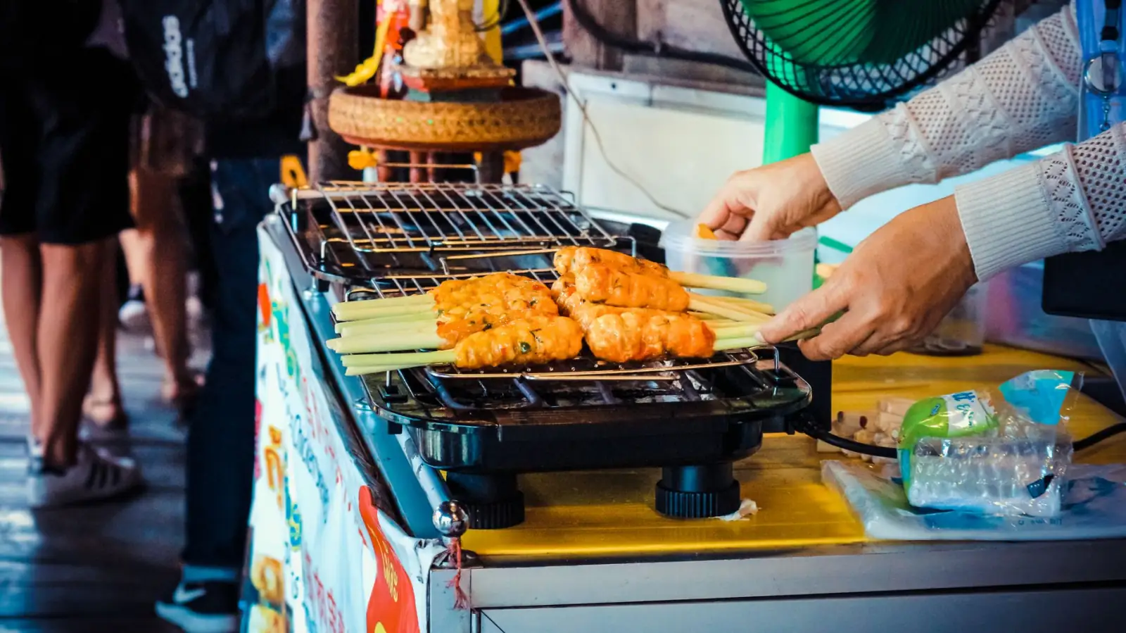 灯箱招牌与发光字广告架组合方案在商铺门头中的应用