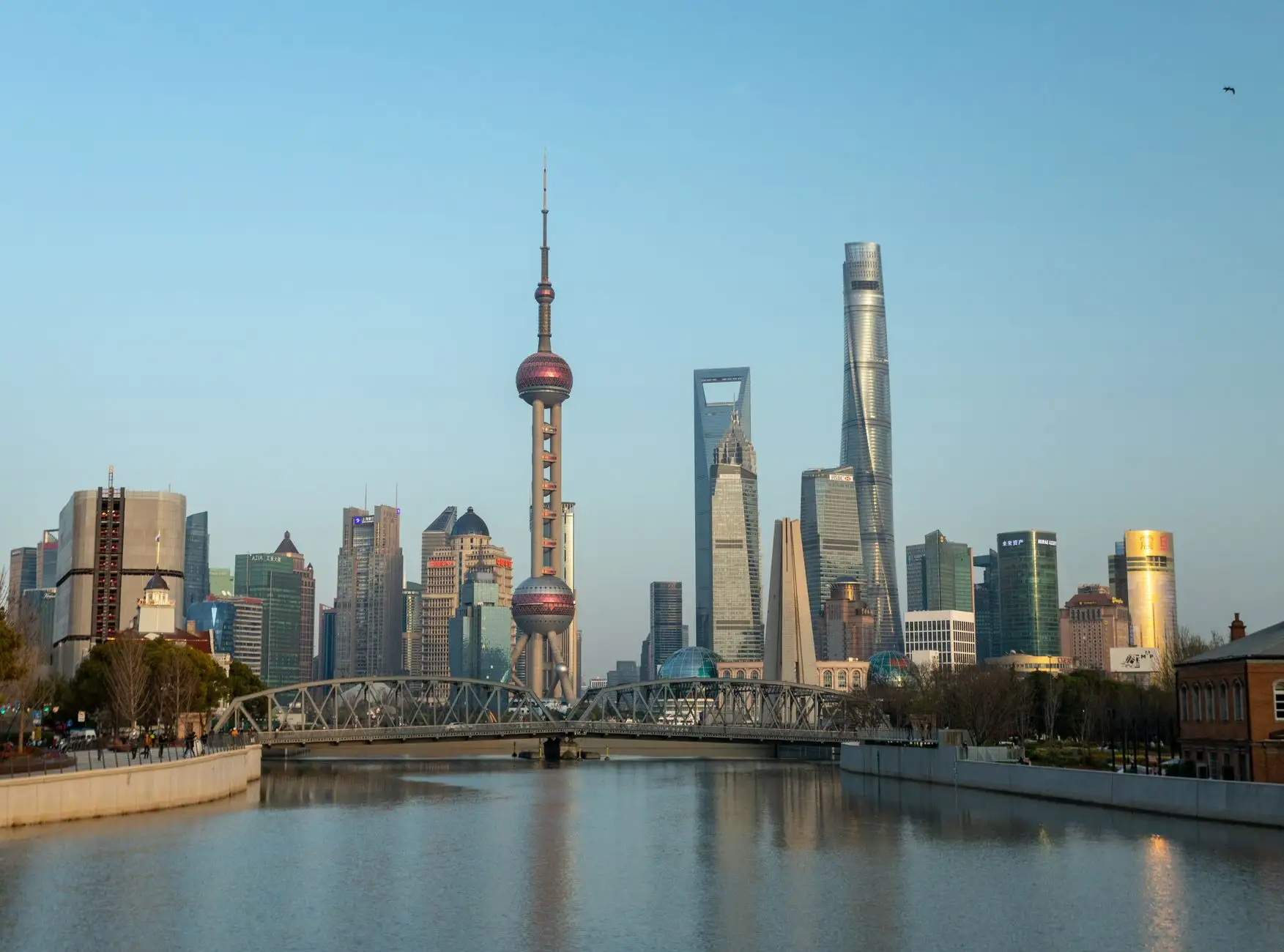 户外广告牌与喷绘招牌在强风环境下的结构安全标准解析