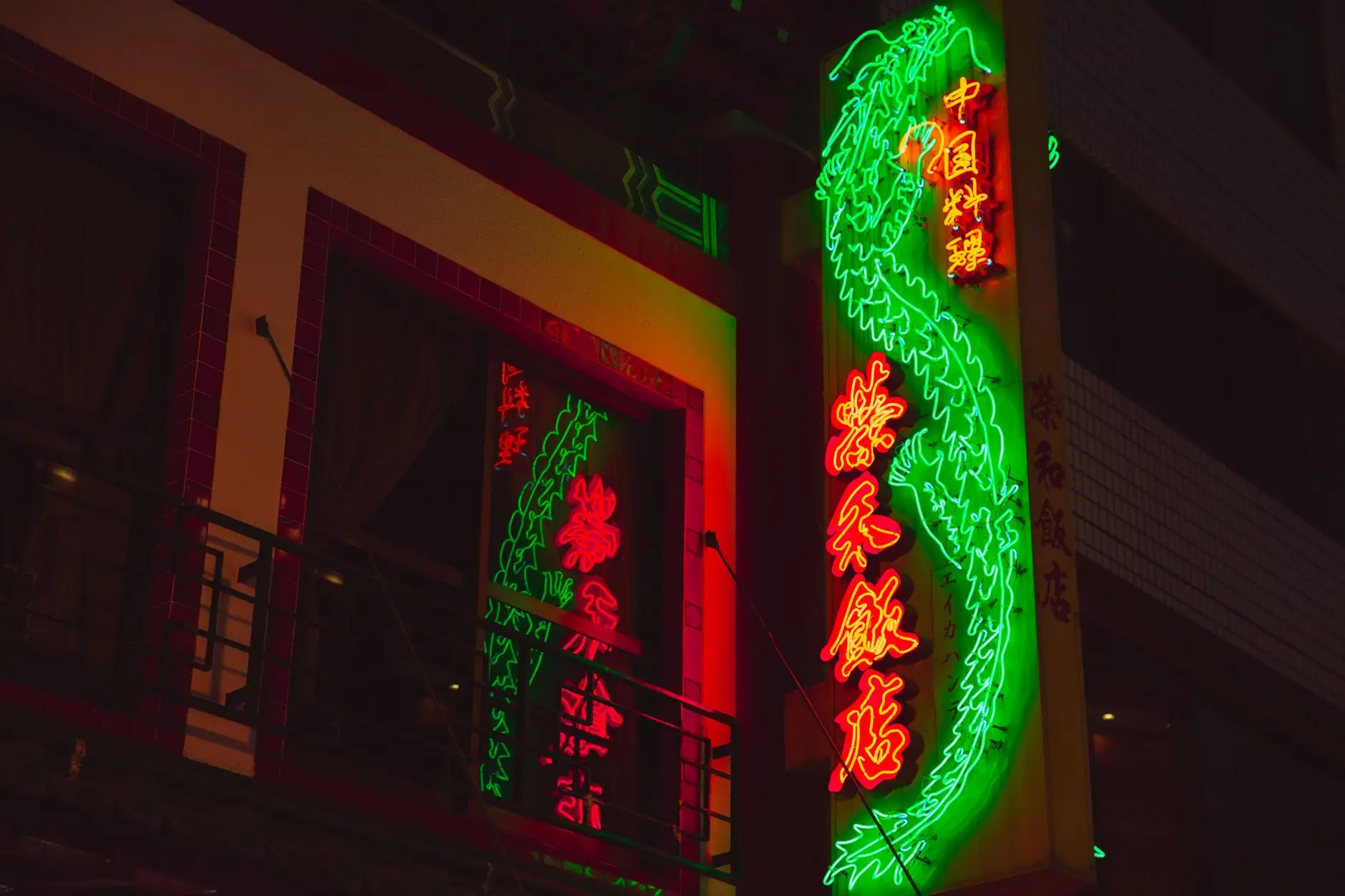贵州宇秉丞广告有限公司户外喷绘招牌与灯箱制作安装工艺详解