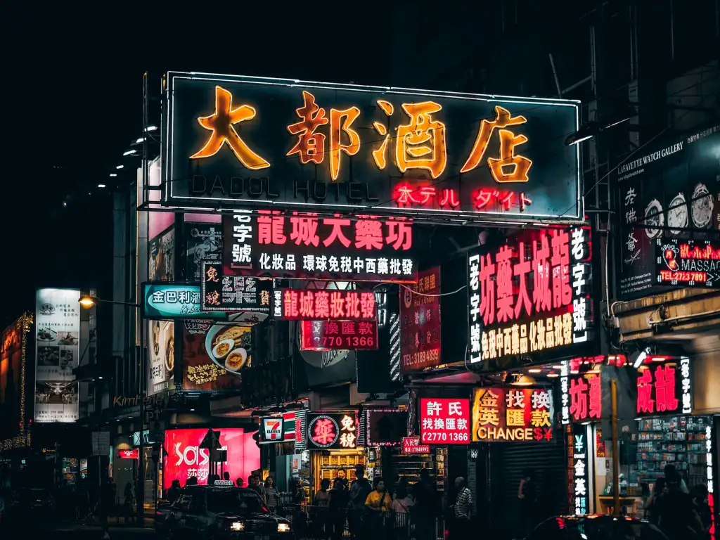 灯箱招牌与发光字对比：商铺广告物料选型实用指南正文配图 1
