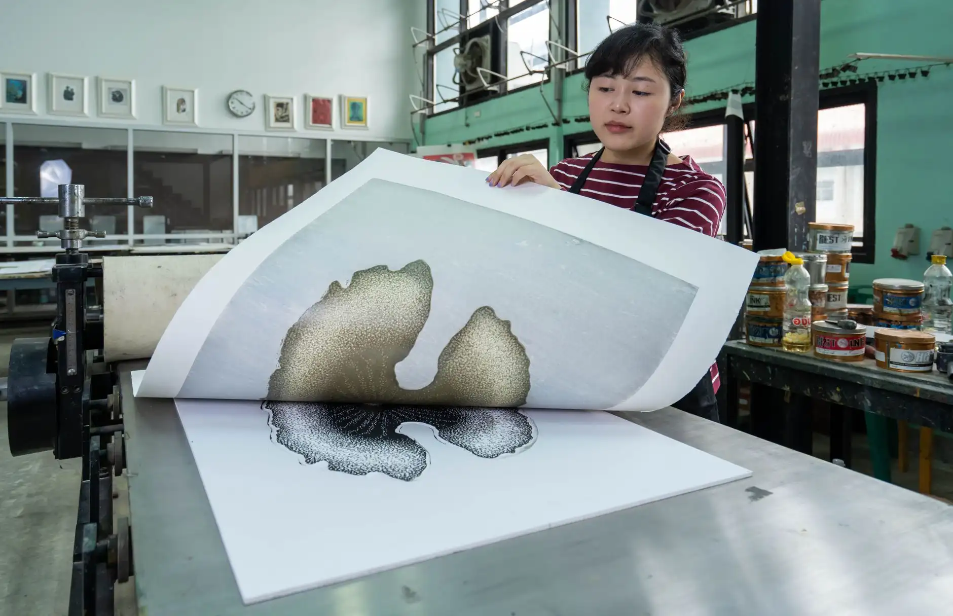 户外广告牌制作工艺对比：喷绘招牌与灯箱招牌的选材与耐用性分析正文配图 1