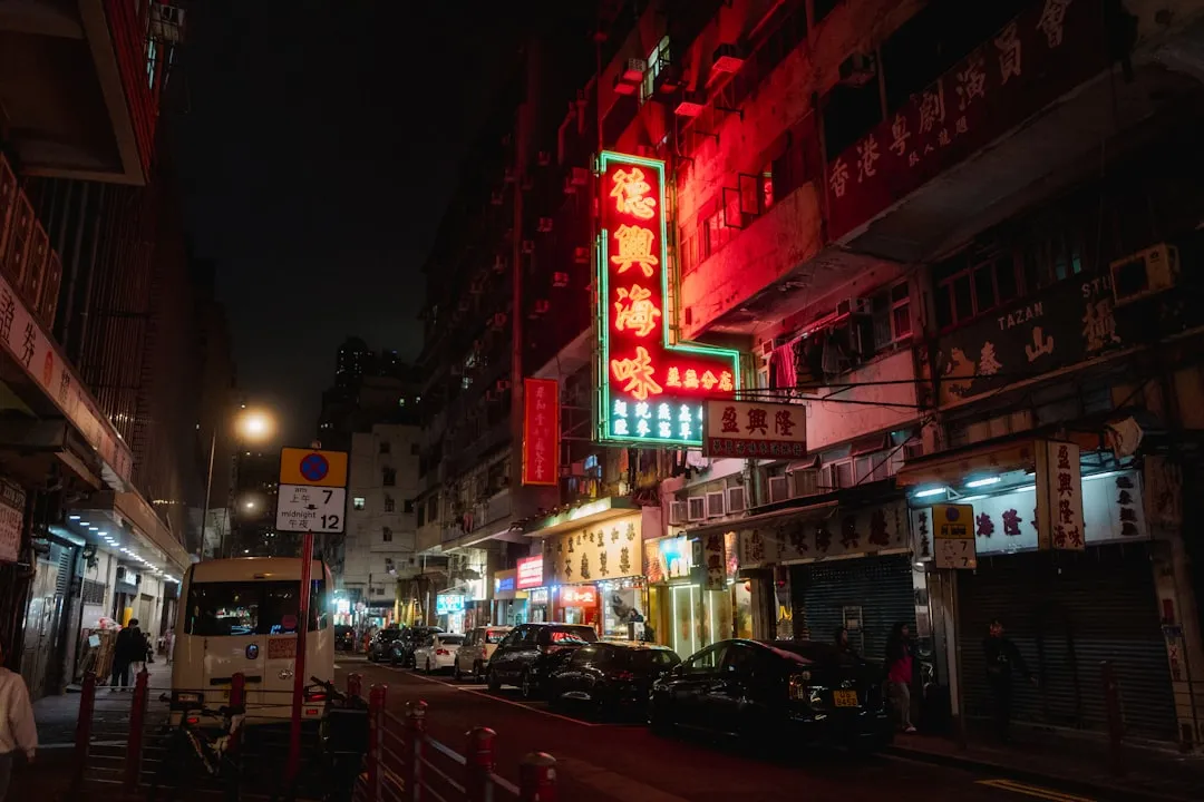 户外广告牌与喷绘招牌材质选择对比：从成本到寿命的全面分析正文配图 2