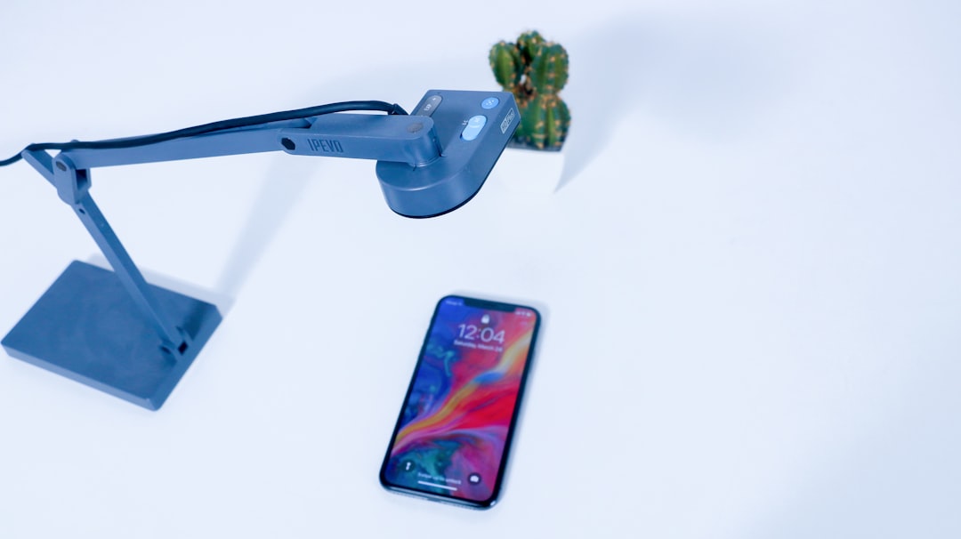 户外广告牌与喷绘招牌在强风环境下的结构安全标准解析