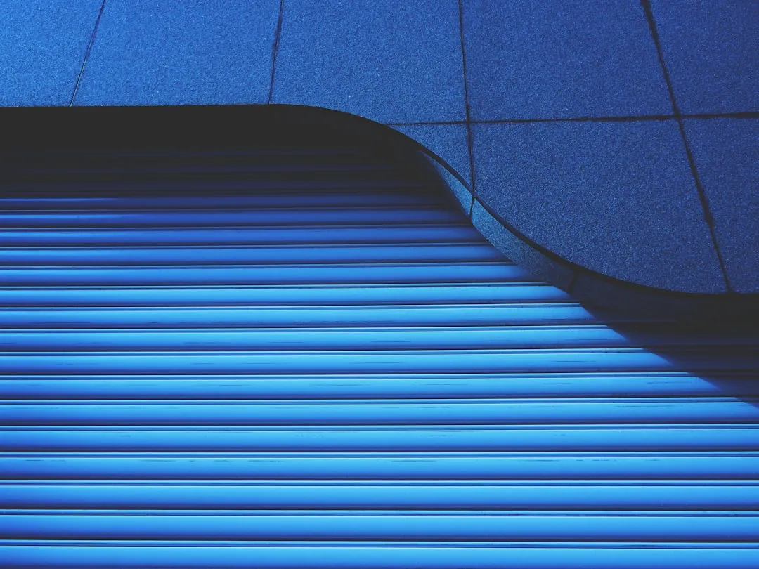 2025年户外广告牌与喷绘招牌材质选择趋势及耐用性对比正文配图 2